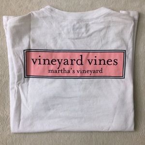 White vineyard vines t shirt